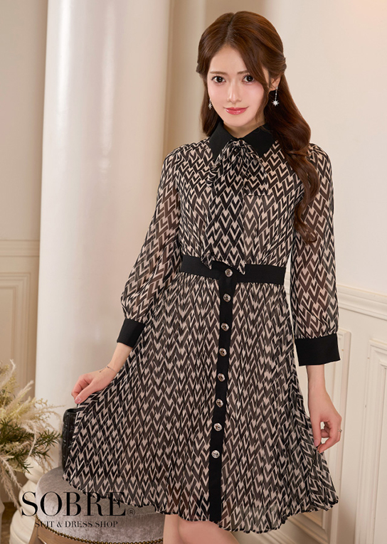 ボウタイ襟付きプリーツフレアワンピース